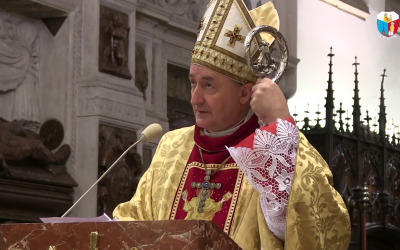 Le prêtre polonais Andrzej Jeż lors d'une messe en mars 2018. (Crédit : capture écran/YouTube)