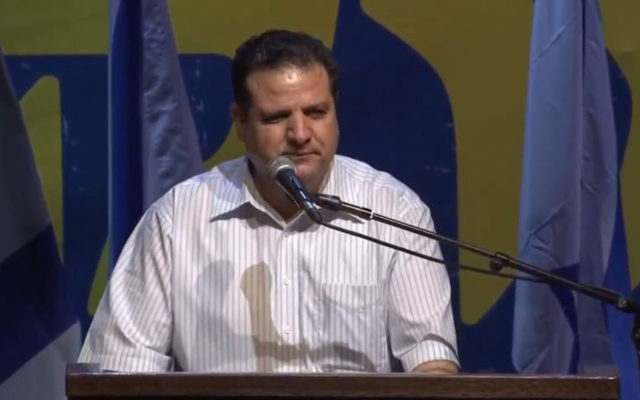 Le dirigeant de Hadash-Taal Ayman Odeh s'exprime lors d'une manifestation contre le Premier ministre israélien  Benjamin Netanyahuaux abords du musée de Tel Aviv, le 25 mai 2019 (Capture d'écran/YouTube)