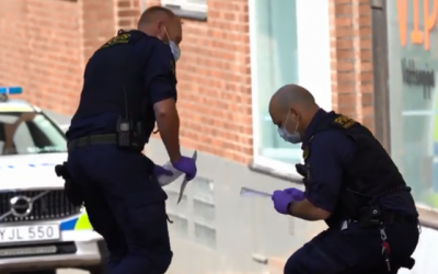 La police recueille des indices sur les lieux d'une attaque au couteau dans la ville suédoise d'Helsingborg, où une femme juive aurait été gravement blessée, le 14 mai 2019. (Capture d'écran : Aftonbladet)