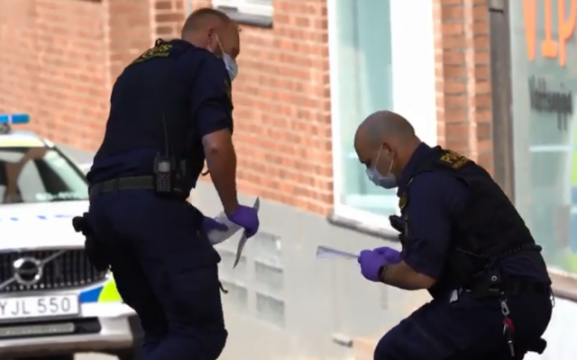 La police recueille des indices sur les lieux d'une attaque au couteau dans la ville suédoise d'Helsingborg, où une femme juive aurait été gravement blessée, le 14 mai 2019. (Capture d'écran : Aftonbladet) La police recueille des indices sur les lieux d'une attaque au couteau dans la ville suédoise d'Helsingborg, où une femme juive aurait été gravement blessée, le 14 mai 2019. (Capture d'écran : Aftonbladet)
