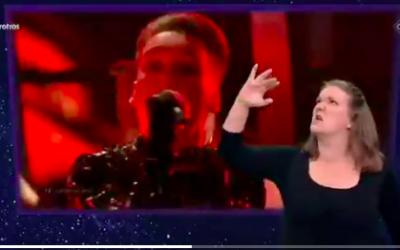 Matthías Tryggvi Haraldsson, du groupe islandais Hatari, chante lors de la finale de l'Eurovision 2019 tandis qu'une interprète traduit les paroles de la chanson en langue des signes de manière très expressive (Autorisation :  Capture d'écran Twitter )