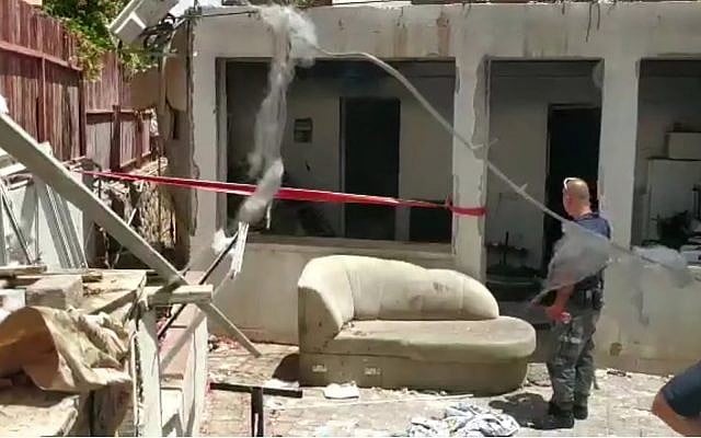 Les secouristes sur la scène d'une explosion à Eilat qui a tué un homme de 65 ans et blessé une autre femme, le 16 mai 2019. (Crédit : capture écran / YouTube) Les secouristes sur la scène d'une explosion à Eilat qui a tué un homme de 65 ans et blessé une autre femme, le 16 mai 2019. (Crédit : capture écran / YouTube)