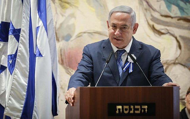 Le Premier ministre Benjamin Netanyahu parle aux députés lors de la cérémonie de prestation de serment à la Knesset, le 30 avril 2019 (Crédit : Noam Revkin Fenton/Flash90)