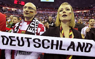 Des Allemands chantent l'hymne national à un match de handball à Cracovie, le 31 janvier 2016. (Crédit : AP/Czarek Sokolowski)