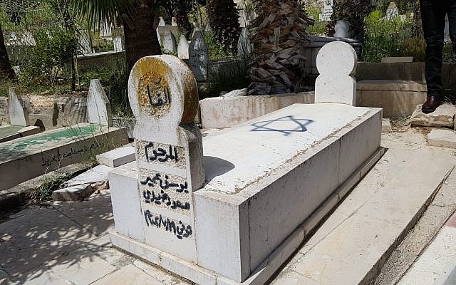 Une tombe du village de Hawara, dans le nord de la Cisjordanie, vandalisée par une étoile de Davis lors d'un crime de haine apparent, le 3 mai 2019 (Crédit : Yesh Din)