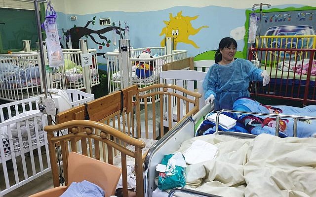 Les membres du personnel du foyer résidentiel  Negev-Nahalat Eran de l'ALEH pour les enfants et les adultes en situation de handicap déplacent les lits dans un espace sécurisé en raison des attaques à la roquette de la nuit, le 4 mai 2019 (Autorisation : ALEH)