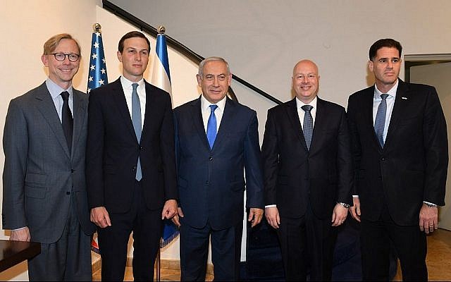 (de G à D) Brian Hook, représentant spécial des États-Unis pour l'Iran, le conseiller de Donald Trump Jared Kushner, le Premier ministre Benjamin Netanyahu, l'envoyé de paix américain dans le Moyen-Orient, Jason Greenblatt, et l'envoyé israélien aux États-Unis, Ron Dermer, lors d'une réunion tenue au bureau du Premier ministre à Jérusalem le 30 mai 2019. (Crédit : Ziv Sokolov / Ambassade des États-Unis à Jérusalem) (de G à D) Brian Hook, représentant spécial des États-Unis pour l'Iran, le conseiller de Donald Trump Jared Kushner, le Premier ministre Benjamin Netanyahu, l'envoyé de paix américain dans le Moyen-Orient, Jason Greenblatt, et l'envoyé israélien aux États-Unis, Ron Dermer, lors d'une réunion tenue au bureau du Premier ministre à Jérusalem le 30 mai 2019. (Crédit : Ziv Sokolov / Ambassade des États-Unis à Jérusalem)