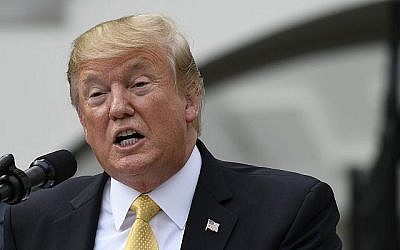 Le président Donald Trump s'exprime alors qu'il accueille le champion de NASCAR 2018 Joey Logano sur la pelouse sud de la Maison Blanche à Washington, le mardi 30 avril 2019. (AP Photo/Susan Walsh)