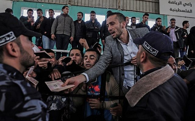 Des palestiniens rassemblés au point de passage de Rafah alors qu'il attendant pour se rendre en Egypte après que le passage a été ouvert pour trois jours pour des cas humanitaires, dans le sud de la bande de Gaza, le 12 avril 2018. (AFP PHOTO / SAID KHATIB) Des palestiniens rassemblés au point de passage de Rafah alors qu'il attendant pour se rendre en Egypte après que le passage a été ouvert pour trois jours pour des cas humanitaires, dans le sud de la bande de Gaza, le 12 avril 2018. (AFP PHOTO / SAID KHATIB)