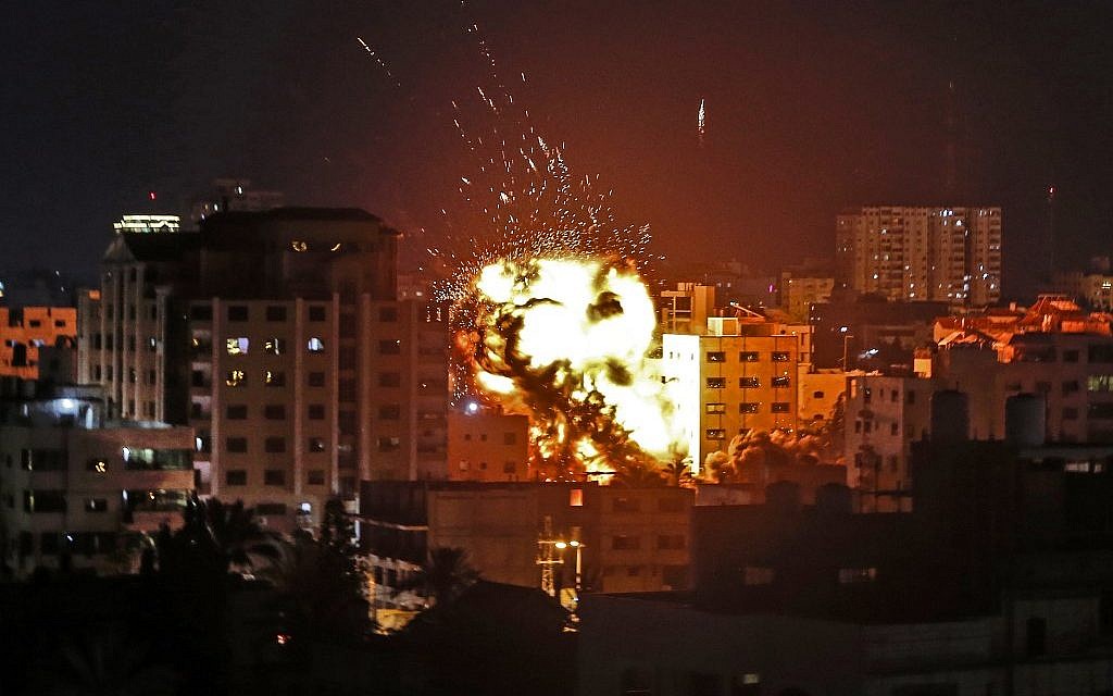 Image d'une explosion sur des immeubles lors d'une frappe israélienne à Gaza ville en riposte à des tirs de roquettes depuis l'enclave palestinienne le 4 mai 2019.
(Crédit : Mahmud Hams / AFP) Image d'une explosion sur des immeubles lors d'une frappe israélienne à Gaza ville en riposte à des tirs de roquettes depuis l'enclave palestinienne le 4 mai 2019.
(Crédit : Mahmud Hams / AFP)