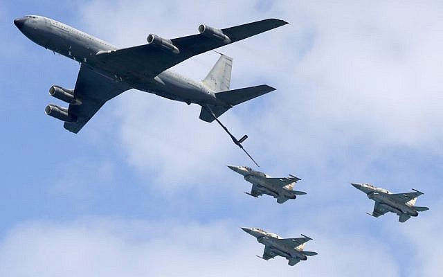 Un Boeing israélien de l'Armée de l'Air KC-135 stratotanker et des avions de combat F-16 en démonstration lors d'un spectacle aérien à Tel Aviv le 9 mai 2019, alors qu'Israël célèbre son 71ème Jour d'Indépendance. (Jack Guez/AFP)