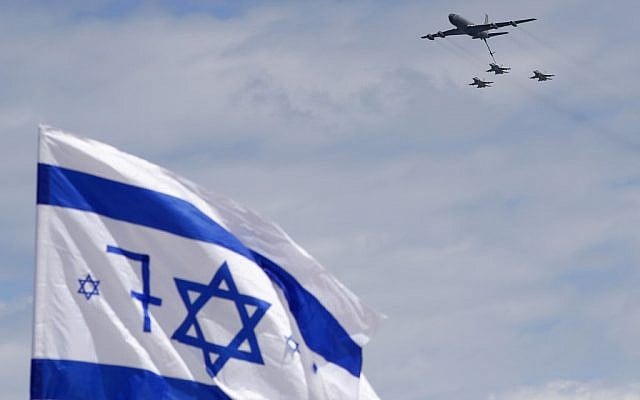 Un Boeing israélien de l'Armée de l'Air KC-135 stratotanker et des avions de combat F-16 en démonstration lors d'un spectacle aérien à Tel Aviv le 9 mai 2019, alors qu'Israël célèbre son 71ème Jour d'Indépendance. (Jack Guez/AFP)
