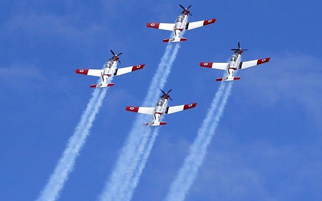 Des avions israéliens Efroni T-6 texan en vol lors d'un show aérien au-dessus d'une plage de Tel Aviv, le 9 mai 2019 alors qu'Israël fête le Jour d'Indépendance, 71 ans après la création de l'Etat juif moderne.(JACK GUEZ / AFP)