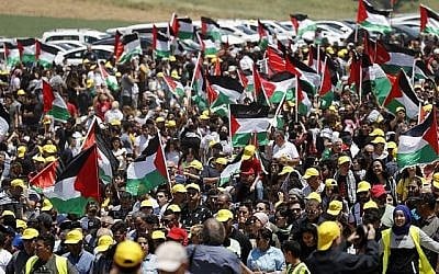 Des arabes israéliens agitent les drapeaux palestiniens alors qu'ils participent à l'événement annuel de la "Marche du retour" tenu le Jour d'Indépendance d'Israël, à proximité de la ville du nord d'Umm al-Fahm, le 9 mai 2019. (Ahmad Gharabli/AFP)