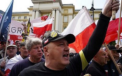 Des manifestants d'extrême droite protestent contre le projet de loi de restitution de la Shoah 447 du sénat américain, à Varsovie le 11 mai 2019. (Alik KEPLICZ / AFP)
