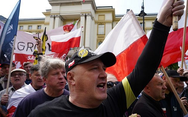 Des manifestants d'extrême droite protestent contre le projet de loi de restitution de la Shoah 447 du sénat américain, à Varsovie le 11 mai 2019. (Alik KEPLICZ / AFP) Des manifestants d'extrême droite protestent contre le projet de loi de restitution de la Shoah 447 du sénat américain, à Varsovie le 11 mai 2019. (Alik KEPLICZ / AFP)
