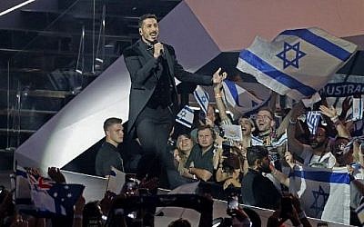 L'Israélien Kobi Marimi chante "Home" lors de la grande finale de la 64ème Edition de l'Eurovision 2019 à l'Expo de Tel Aviv le 18 mai 2019. (Jack GUEZ / AFP)