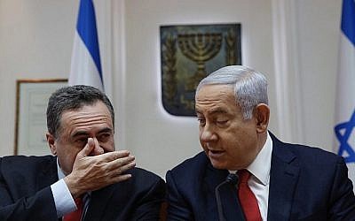 Le Premier ministre Benjamin Netanyahu (droite) écoute le ministre des Transports Yisrael Katz lors de la rencontre hebdomadaire du cabinet au bureau du Premier ministre à Jérusalem le 19 mai 2019. (Ariel Schalit / various sources / AFP)