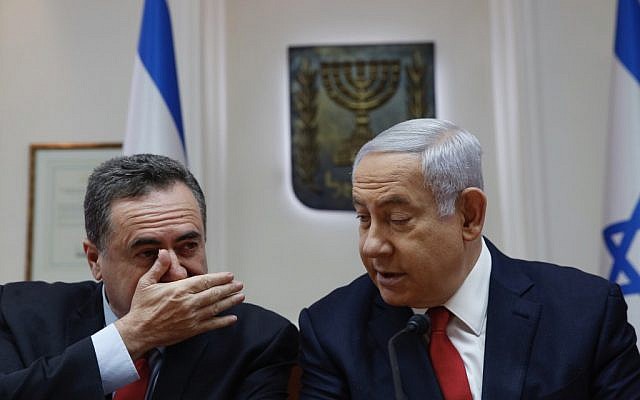 Le Premier ministre Benjamin Netanyahu (droite) écoute le ministre des Transports Yisrael Katz lors de la rencontre hebdomadaire du cabinet au bureau du Premier ministre à Jérusalem le 19 mai 2019. (Ariel Schalit / various sources / AFP) Le Premier ministre Benjamin Netanyahu (droite) écoute le ministre des Transports Yisrael Katz lors de la rencontre hebdomadaire du cabinet au bureau du Premier ministre à Jérusalem le 19 mai 2019. (Ariel Schalit / various sources / AFP)