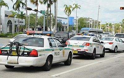 Des véhicules de police sont pris dans des embouteillages alors que la population quitte la ville à l'approche de l'ouragan Iram à Miami en Floride le 8 septembre 2017. (Michele Eve Sandberg/AFP)