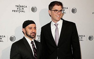 Khalid Latif (gauche), directeur exécutif du Centre islamique au NYU, et le rabbin Yehuda Sarna, du Centre Bronfman pour la Vie étudiante juive, participent au festival du Film Tribeca dans la ville de New York, le 17 avril 2014. (Emal Countess/Getty Images pour l'édition 2014 du festival du Film Tribeca via JTA) Khalid Latif (gauche), directeur exécutif du Centre islamique au NYU, et le rabbin Yehuda Sarna, du Centre Bronfman pour la Vie étudiante juive, participent au festival du Film Tribeca dans la ville de New York, le 17 avril 2014. (Emal Countess/Getty Images pour l'édition 2014 du festival du Film Tribeca via JTA)