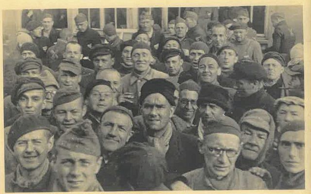 Une photographie de la libération du camp de Dachau le 29 avril 1945, dans la collection d'Adrian Aloy, agent belge anti-Nazi sous couverture. (Maison d'enchères Kedem)
