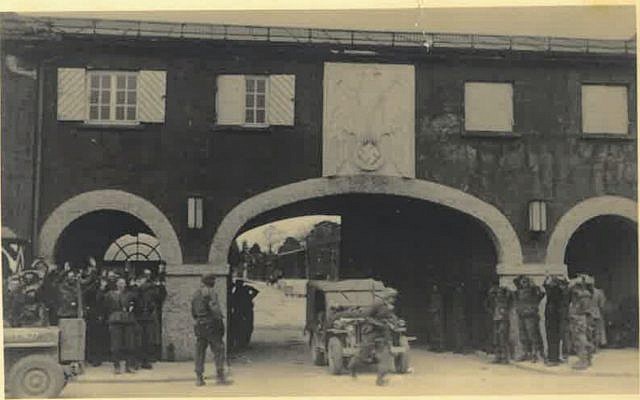 Une photographie de la libération du camp de Dachau le 29 avril 1945, dans la collection d'Adrian Aloy, agent belge anti-Nazi sous couverture. (Maison d'enchères Kedem)