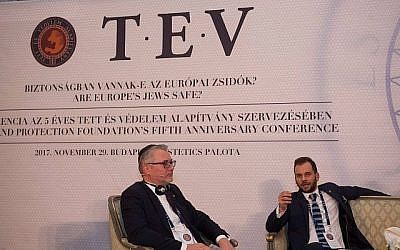 Szalai Kálmán (gauche), chef de la Fondation pour l'Action et la Défense (TEV), lors d'une conférence de l'organisation, le 29 novembre 2017 à Budapest en Hongrie (Crédit : Facebook)