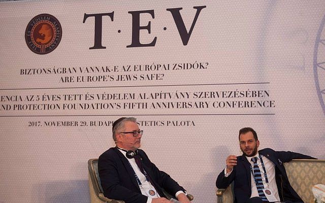 Szalai Kálmán (gauche), chef de la Fondation pour l'Action et la Défense (TEV), lors d'une conférence de l'organisation, le 29 novembre 2017 à Budapest en Hongrie (Crédit : Facebook) Szalai Kálmán (gauche), chef de la Fondation pour l'Action et la Défense (TEV), lors d'une conférence de l'organisation, le 29 novembre 2017 à Budapest en Hongrie (Crédit : Facebook)