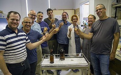 Dégustation de bière de style biblique produite à partir d'anciennes traces de levure dormante pendant des milliers d'années. (Yaniv Berman/ Crédit: Autorité des Antiquités d'Israël)