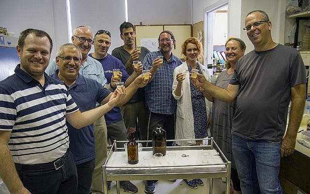 Dégustation de bière de style biblique produite à partir d'anciennes traces de levure dormante pendant des milliers d'années. (Yaniv Berman/ Crédit: Autorité des Antiquités d'Israël) Dégustation de bière de style biblique produite à partir d'anciennes traces de levure dormante pendant des milliers d'années. (Yaniv Berman/ Crédit: Autorité des Antiquités d'Israël)