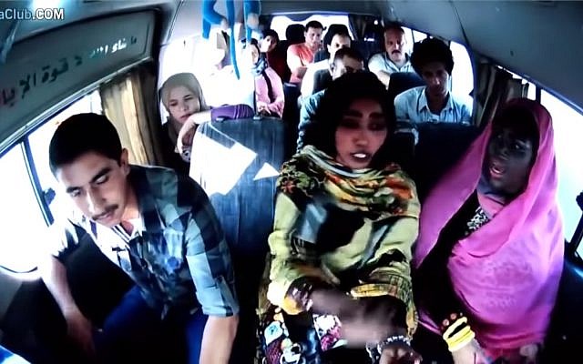 Capture d'écran d'un sketch d'une Egyptienne grimée en Noire pour imiter une Soudanaise dans un sketch télévisé, qui a fait polémique, en mai 2019. (Crédit : YouTube) Capture d'écran d'un sketch d'une Egyptienne grimée en Noire pour imiter une Soudanaise dans un sketch télévisé, qui a fait polémique, en mai 2019. (Crédit : YouTube)
