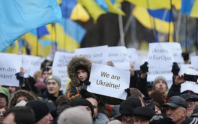Des participants de la Marche de la Dignité se rassemblent sur la Place d'indépendance de Maidan à Kiev pour des cérémonies marquant le premier anniversaire de la Révolution de Maidan qui ont conduit au départ du président ukrainien Viktor Yanukovic, le 22 février 2015. (Sean Gallup/Getty Images) Des participants de la Marche de la Dignité se rassemblent sur la Place d'indépendance de Maidan à Kiev pour des cérémonies marquant le premier anniversaire de la Révolution de Maidan qui ont conduit au départ du président ukrainien Viktor Yanukovic, le 22 février 2015. (Sean Gallup/Getty Images)