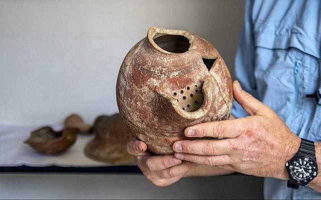 Une cruche de bière des fouilles archéologiques de Tel Tzafit/Gath, d'où la bière philistine était produite. (Yaniv Berman/ Crédit: Autorité des Antiquités d'Israël) Une cruche de bière des fouilles archéologiques de Tel Tzafit/Gath, d'où la bière philistine était produite. (Yaniv Berman/ Crédit: Autorité des Antiquités d'Israël)