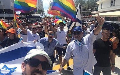 Le consul général israélien à Miami Lior Hayat (en casquette bleue) à la parade de la Gay pride de Miami. (Facebook)