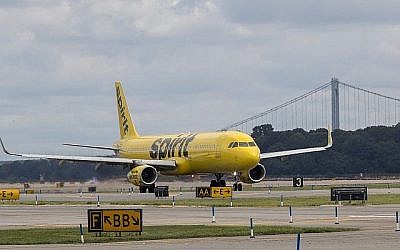 Dans cette photo du 8 août 2017, on peut voir un avion de la compagnie aérienne Spirit Airline sur le tarmac de l'aéroport de la Guardia dans le quartier de Queens de New York. (AP Photo/Mary Altaffer)