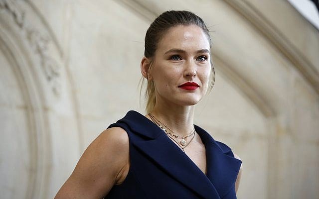 La top modèle Bar Refaeli pose pour des photographes à son arrivée au défilé de la collection prêt-à-porter automne hiver 2019-2020 à Paris, le 26 février 2019. (Thibault Camus/AP) La top modèle Bar Refaeli pose pour des photographes à son arrivée au défilé de la collection prêt-à-porter automne hiver 2019-2020 à Paris, le 26 février 2019. (Thibault Camus/AP)