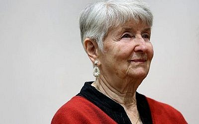 L'ancienne prisonnière du camp de concentration d'Auschwitz et plaignante Hedy Bohm arrive pour le procès de l'ancien officier SS allemand Oskar Groening dans un tribunal à Lueneburg, dans le nord de l'Allemagne du nord, le mercredi 1 juillet 2015. (Ronny Hartmann/Pool Photo via AP)
