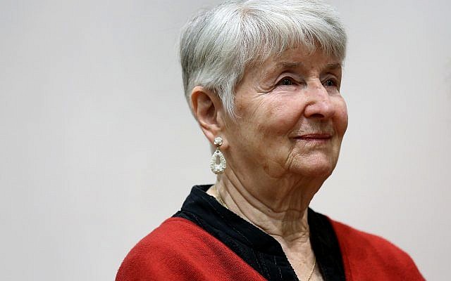 L'ancienne prisonnière du camp de concentration d'Auschwitz et plaignante Hedy Bohm arrive pour le procès de l'ancien officier SS allemand Oskar Groening dans un tribunal à Lueneburg, dans le nord de l'Allemagne du nord, le mercredi 1 juillet 2015. (Ronny Hartmann/Pool Photo via AP) L'ancienne prisonnière du camp de concentration d'Auschwitz et plaignante Hedy Bohm arrive pour le procès de l'ancien officier SS allemand Oskar Groening dans un tribunal à Lueneburg, dans le nord de l'Allemagne du nord, le mercredi 1 juillet 2015. (Ronny Hartmann/Pool Photo via AP)
