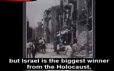 Capture d'écran d'une vidéo diffusée par le réseau Al Jazeera qui remet en question l'histoire de la Shoah. (Twitter)
Screen capture from a video broadcast by the Al Jazeera network which questions the established Holocaust narrative. (Twitter)