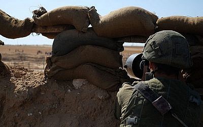 Des soldats israéliens montent la garde le long de la frontière est de la ville de Rafah dans le sud de la bande de Gaza lors des manifestations du Jour de Nakba, le 15 mai 2019. (Judah Ari Gross/Times of Israel)