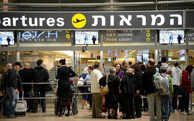 Des passagers attendent à l'entrée du hall de départ de l'aéroport international Ben-Gurion le 22 avril 2013. (Yossi Zeliger/FLASH90) Des passagers attendent à l'entrée du hall de départ de l'aéroport international Ben-Gurion le 22 avril 2013. (Yossi Zeliger/FLASH90)