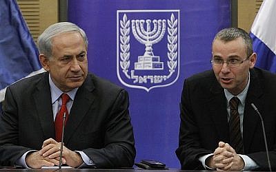 Le Premier ministre Benjamin Netanyahu et le membre du Likud Yariv Levin lors d'une réunion du parti à la Knesset le 9 décembre 2013. (Miriam Alster/Flash90)