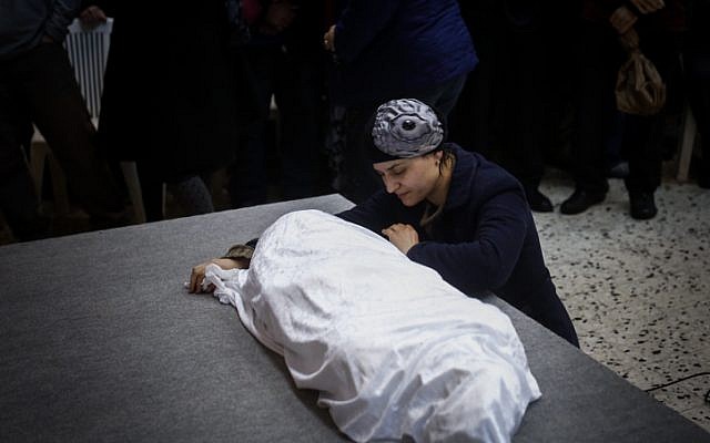 Adva Bitton à l'enterrement de sa fille de 4 ans Adèle, le 18 février 2015. (Crédit: Yonatan Sindel/FLASH90) Adva Bitton à l'enterrement de sa fille de 4 ans Adèle, le 18 février 2015. (Crédit: Yonatan Sindel/FLASH90)