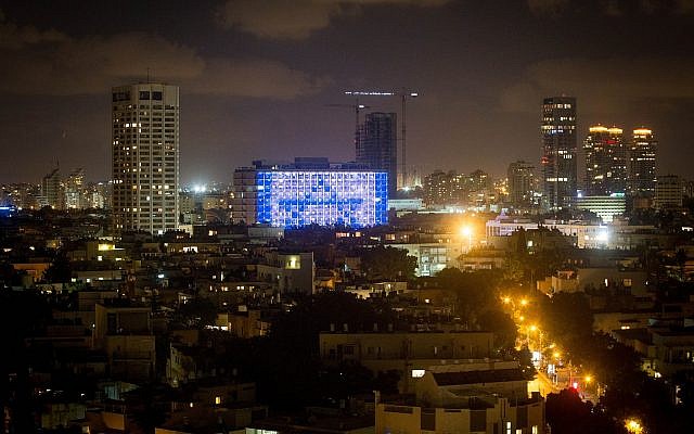 Le drapeau israélien est exposé sur le bâtiment municipal de Tel Aviv, le 21 juin 2015. (Miriam Alster/Flash90) Le drapeau israélien est exposé sur le bâtiment municipal de Tel Aviv, le 21 juin 2015. (Miriam Alster/Flash90)