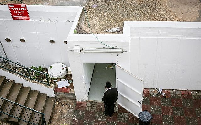 Un homme passe à côté d'un abri anti bombe dans la ville du nord d'Israël de Sefed, le 4 décembre 2018. (David Cohen/Flash90) Un homme passe à côté d'un abri anti bombe dans la ville du nord d'Israël de Sefed, le 4 décembre 2018. (David Cohen/Flash90)