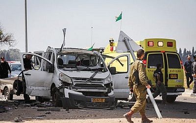 Photo de la scène où une voiture a été frappée par une roquette tirée de la bande de Gaza à proximité de la frontière entre Israël et Gaza le 5 mai 2019. (Noam Rivkin Fenton/Flash90)
