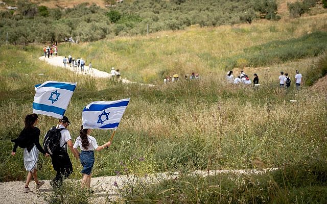 Des Israéliens marchent pour célébrer le 71ème Jour de l'Indépendance à proximité d'Havat Gilad en Cisjordanie le 9 mai 2019 (Hillel Maeir/Flash90)