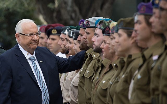Le président Reuven Rivlin avec des soldats exceptionnels dans la cadre des célébrations pour le 71ème Jour d'Indépendance d'Israël, à la résidence du président à Jérusalem, le 9 mai 2019. 
(Noam Revkin Fenton/Flash90)