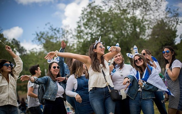 Des gens célèbrent le 71ème Jour de l'Indépendance au parc Saker à Jérusalem, le 9 mai 2019. (Yonatan Sindel/Flash90)
